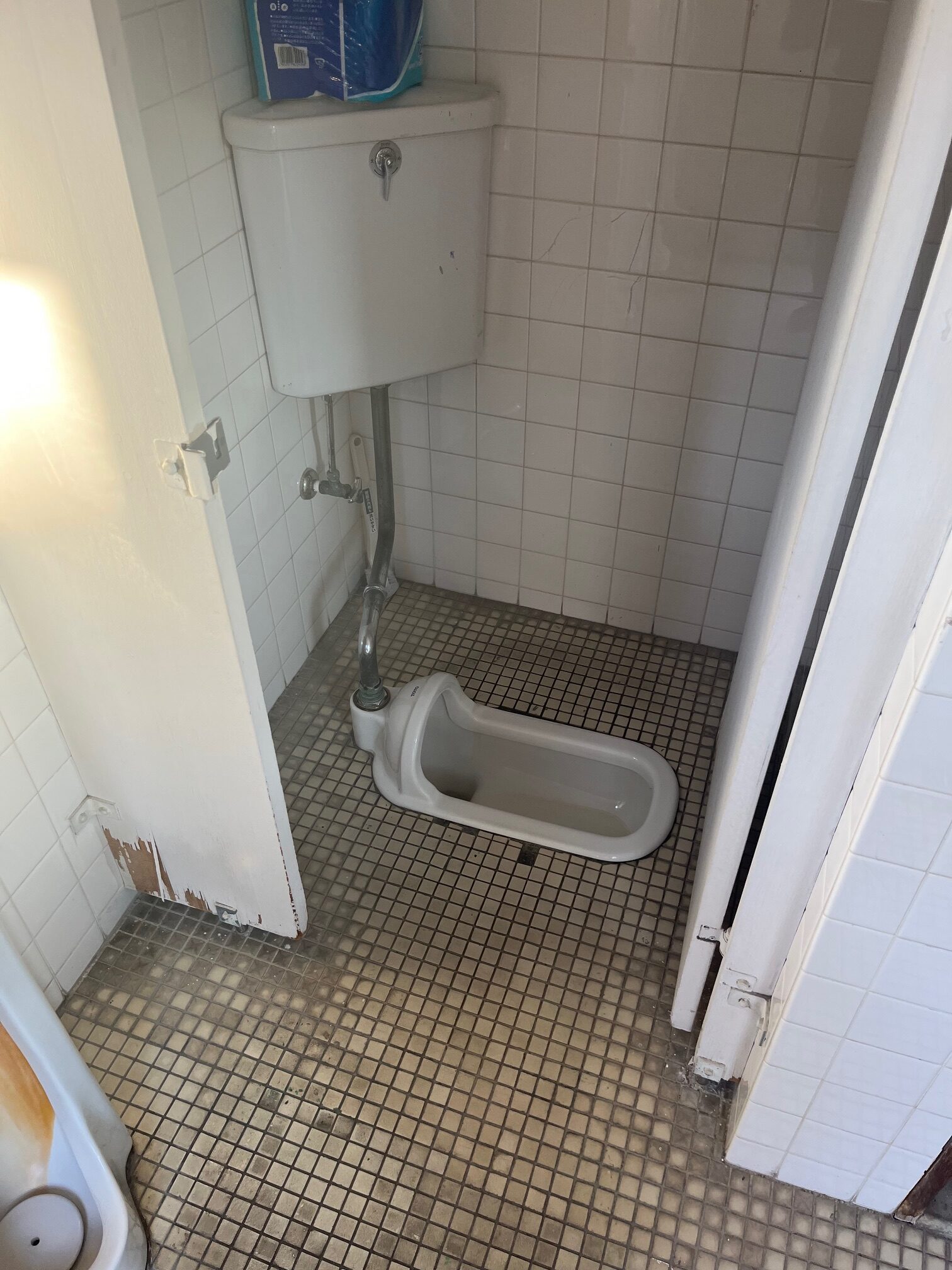 工場のトイレ交換ビフォー2